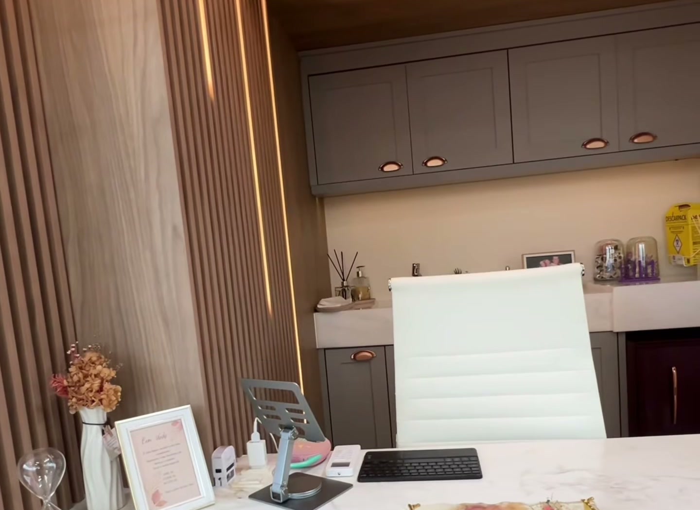 Mesa e cadeira da sala de atendimento da clínica