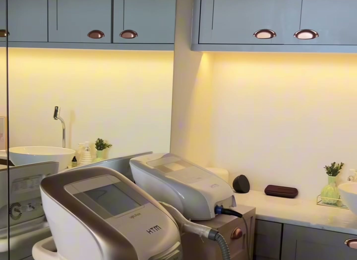 Equipamentos no ambiente de atendimento da clínica