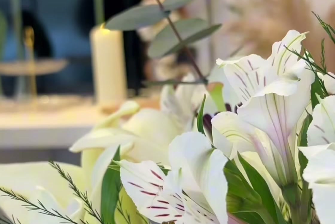 Detalhe de flores claras na decoração da clínica