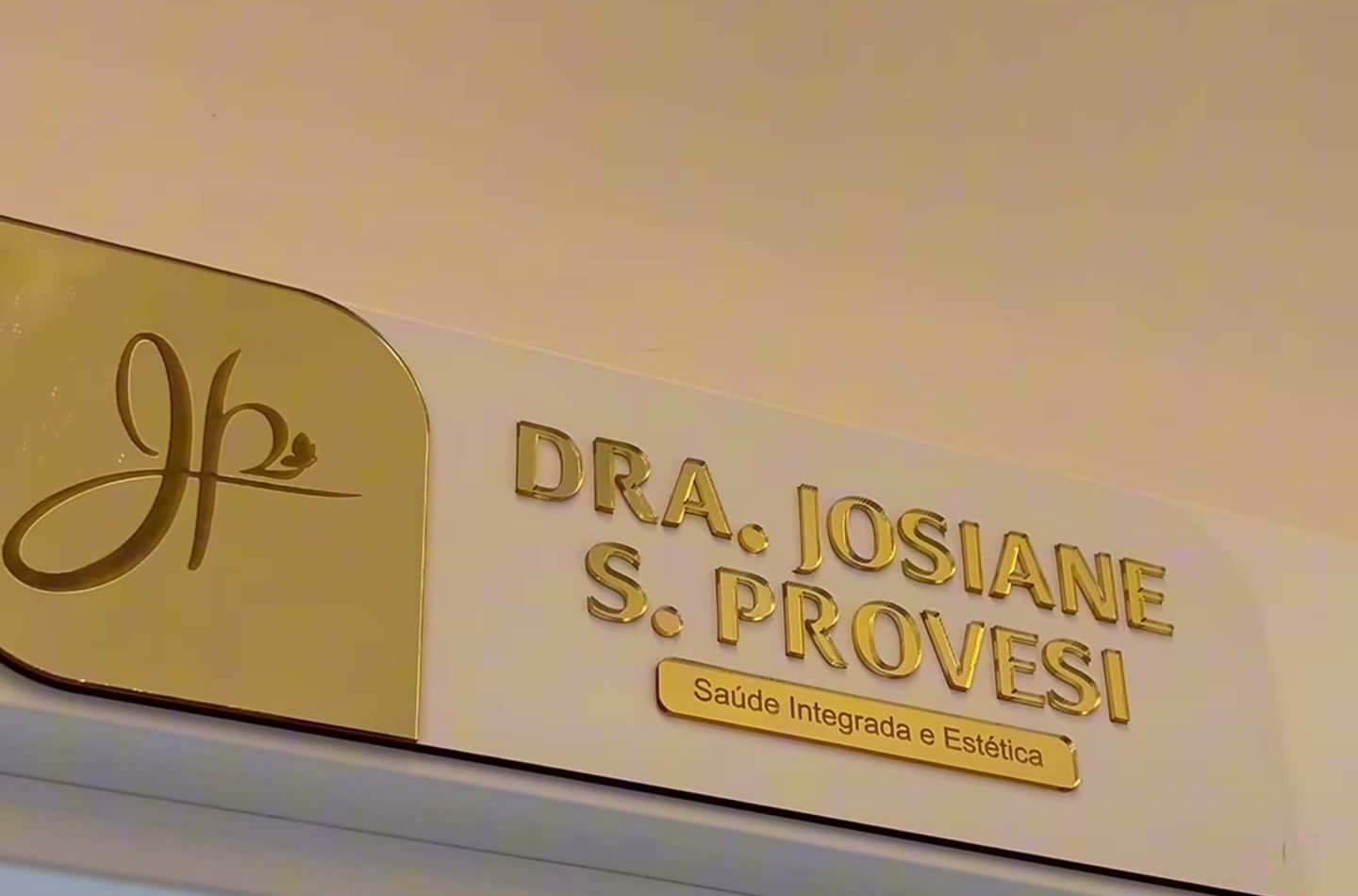Placa dourada com a marca da Dra. Josiane S. Provesi