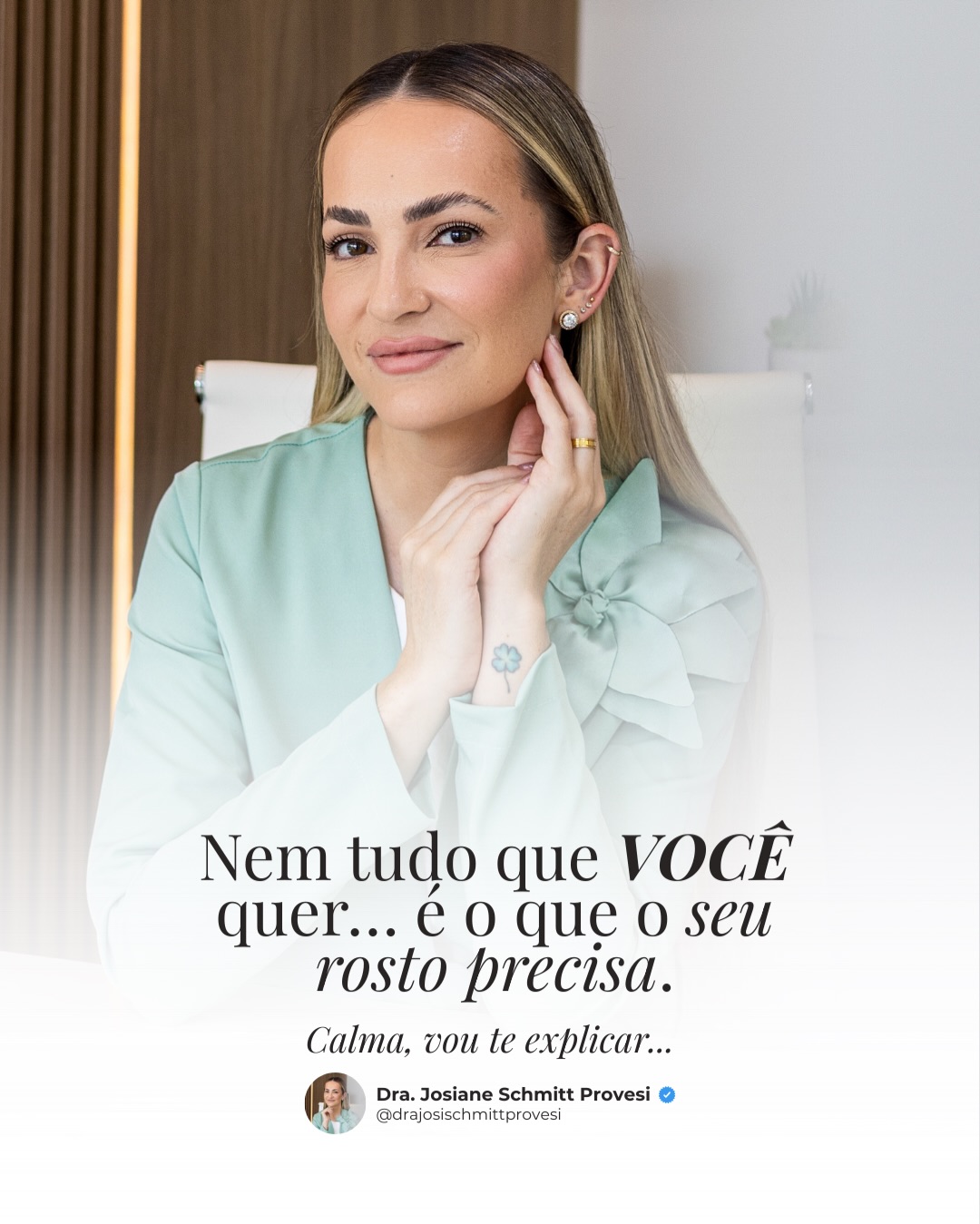 Dra. Josiane em retrato profissional com blusa verde